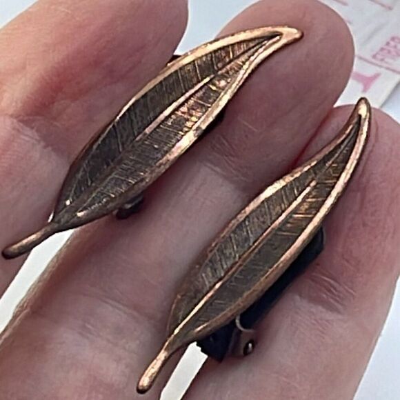 Vintage copper climber leaf earrings. - Picture 3 of 6
